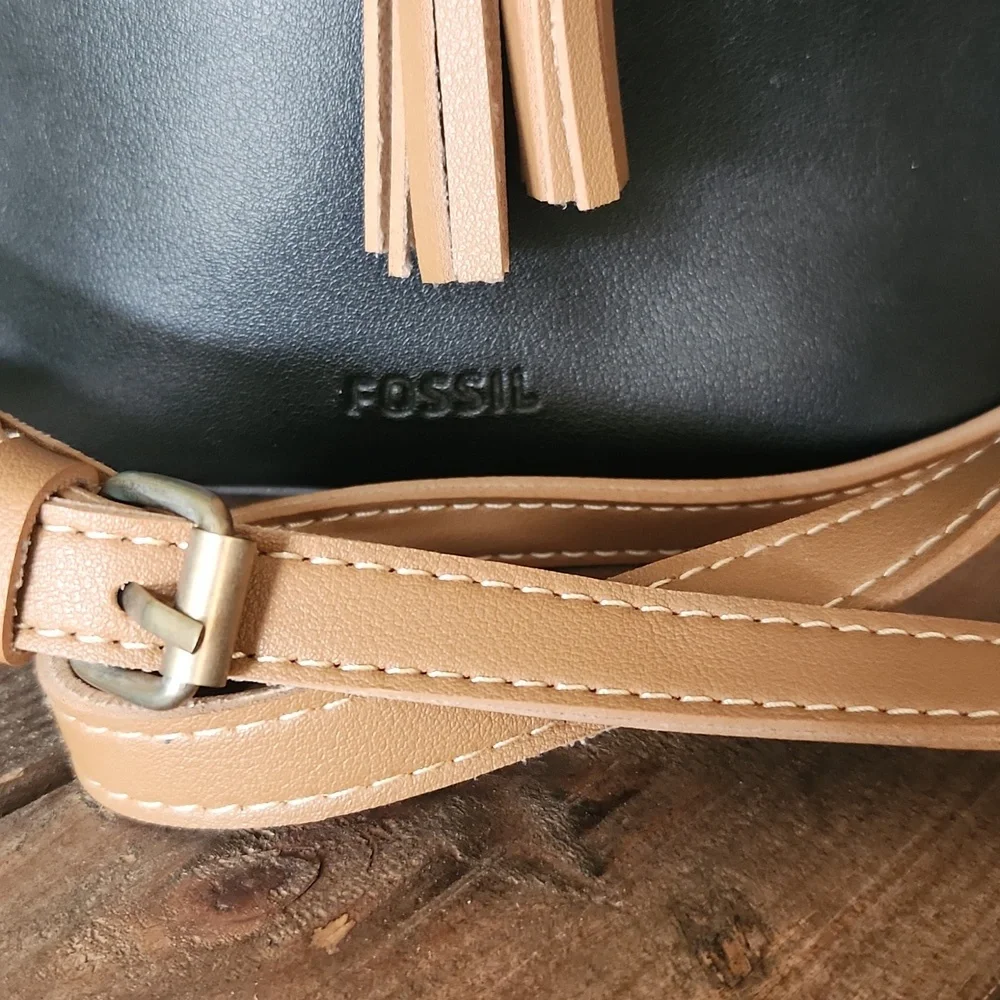 FOSSIL  New condition  black & tan leather crossbody hand bag. - Picture 2 of 7